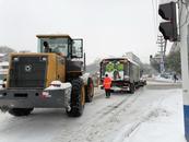 淮南街頭兩輛鏟車合力鏟雪