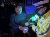 冰雪寒夜貨車司機滯留高速口，淮南交警送熱面暖人心