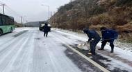 宜秀區五橫鄉楊亭村：破冰除雪 保暢通