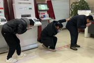 工行安慶潛山皖城支行開展消防和疏散逃生演練