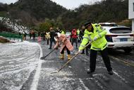 國道祁門大赤嶺段結冰嚴重交通受阻 當地應急處置