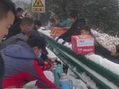 金寨干群翻山越岭给滞留高速司机免费送吃送喝