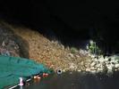 国道G237线池州石台段山体塌方致交通中断 公路部门正全力抢修除险