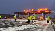 降雪影響安徽高速  交通部門多舉措除雪保暢