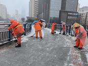 合肥城管與環衛工人走上街頭除雪鏟冰 
