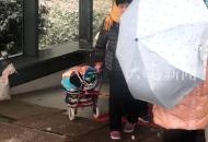 3號線地鐵免費公交接駁點搭起擋雪棚 多名人員風(fēng)雪中值守