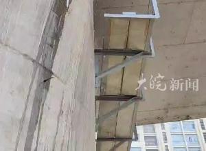 合肥一高铁桥下 多处悬挂冰锥 记者联系相关部门到场除隐患