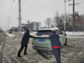 辦實事 暖民心——執法人員熱心救助事故車輛