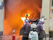 停放在樓道內(nèi)的電瓶車(chē)突發(fā)大火 小區(qū)居民遭遇驚魂一刻