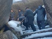 游客被困结冰路 天柱山景区救援暖人心