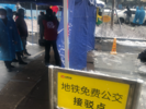 直击大雪中的合肥｜3号线地铁免费公交接驳点搭起挡雪棚 多名人员风雪中值守
