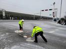淮南凤台交警撒盐除冰雪方便群众出行