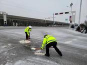 淮南鳳臺交警撒鹽除冰雪方便群眾出行