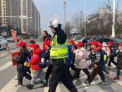 淮南壽縣：開學第一天，交警站好平安“護學崗”