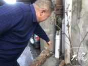 新聞追蹤|老舊平房門口不再溢臭污水 維修連夜進行有居民自發幫忙