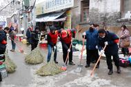 渦陽：志愿者清掃積雪保暢通