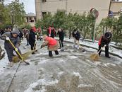 樅陽(yáng)縣文旅部門(mén)干部職工上街鏟雪除冰保暢通