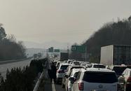 往合肥方向車流量大，淮南西高速入口臨時關閉