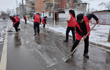 淮南市泥河镇柳叶社区“党员齐上阵 铲雪暖人心”