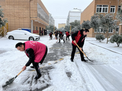 裕安區城南鎮陡步河社區：鏟雪除冰志愿行 一起掃出“暖心路”
