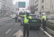 追尾事故致越野車無法行駛 合肥交警巧用警用裝備 助力車輛脫困