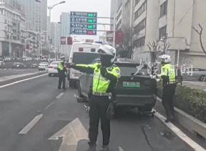 追尾事故致越野车无法行驶 合肥交警巧用警用装备 助力车辆脱困