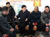 望江縣委書記汪久清看望慰問13位見義勇為群眾