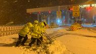 撒布融雪劑約155噸  淮南高速公路夜戰風雪保暢通（圖）