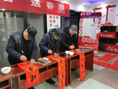 宜秀区大龙山镇永林社区：义写春联迎新岁 翰墨香里年味浓