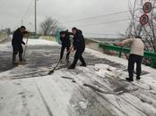宜秀區白澤湖鄉大楓社區：最美雪中逆行者 ，奏響“鏟雪除冰進行曲” 