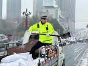 直擊大雪中的合肥 | 合肥雪“警”聞令而動 守護平安出行路