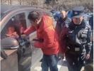 危险！两岁小孩被锁车内 天柱山景区工作人员火速救出