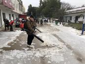 宜秀區羅嶺鎮花元村：鏟雪除冰保暢通，人大代表帶頭干