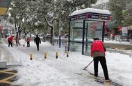 淮南：干群自發上路鏟雪除冰