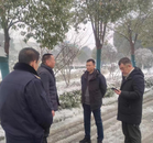 阜陽經(jīng)開區(qū)黨工委委員、管委會(huì)副主任王華奇一線指揮道路清雪除冰