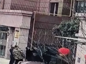 一女孩四樓墜下，三人徒手接到