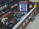 河南商丘一台球会所内，男子持球杆殴打2名女店员，警方回应：嫌疑人已抓获