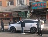 青海一沿街多戶商鋪門頭掉落  親歷者發聲：窗戶破碎貨架倒塌