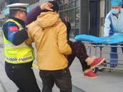 ?六安一群眾陷入暈厥  警車快速將其送醫