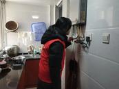 雪華鄉（宏業村街道）第四社區團支部開展“關愛老人弘揚雷鋒精神”志愿服務活動