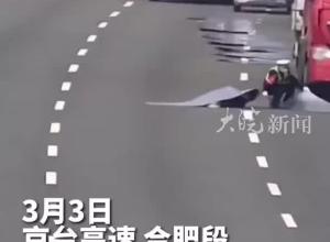 近百张铁皮散落在高速上 交警化身“搬运工” 货车车主含泪感谢