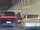 隧道内突然打开车门，疑恶意别车！警方回应