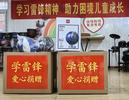 学雷锋纪念日，解放军叔叔走进幸福小院  