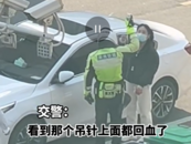 暖心！執勤交警為女車主舉起吊瓶