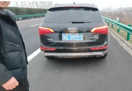私家車沒油拋錨高速 阜陽交警將車推到服務區加油