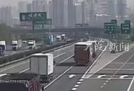 錯(cuò)過(guò)道口 轎車實(shí)線變道撞上大貨車致兩車受損小車駕駛?cè)耸茌p傷 負(fù)事故全責(zé)