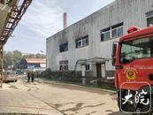合肥一家具廠突發大火，環衛灑水車也趕來滅火