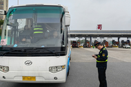 車載小學生春游遇查 12臺大巴中有3臺無營運資質