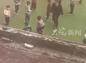 江西一幼儿园老师用脚踢多名小孩 脱小孩裤子打屁股 教体局：涉事老师无教师资格证
