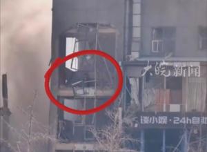 直击河北燕郊爆燃事故救援 废墟内3名获救者身份确认 呼救的红衣女子是保洁员